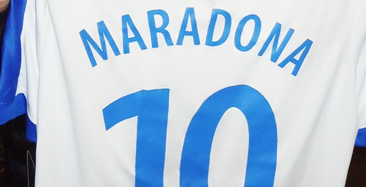 MARADONA AZ ESZÉKI „TÍZESSEL”!