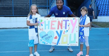 HENTY GIVES GIFTS TO TENA AND IVA