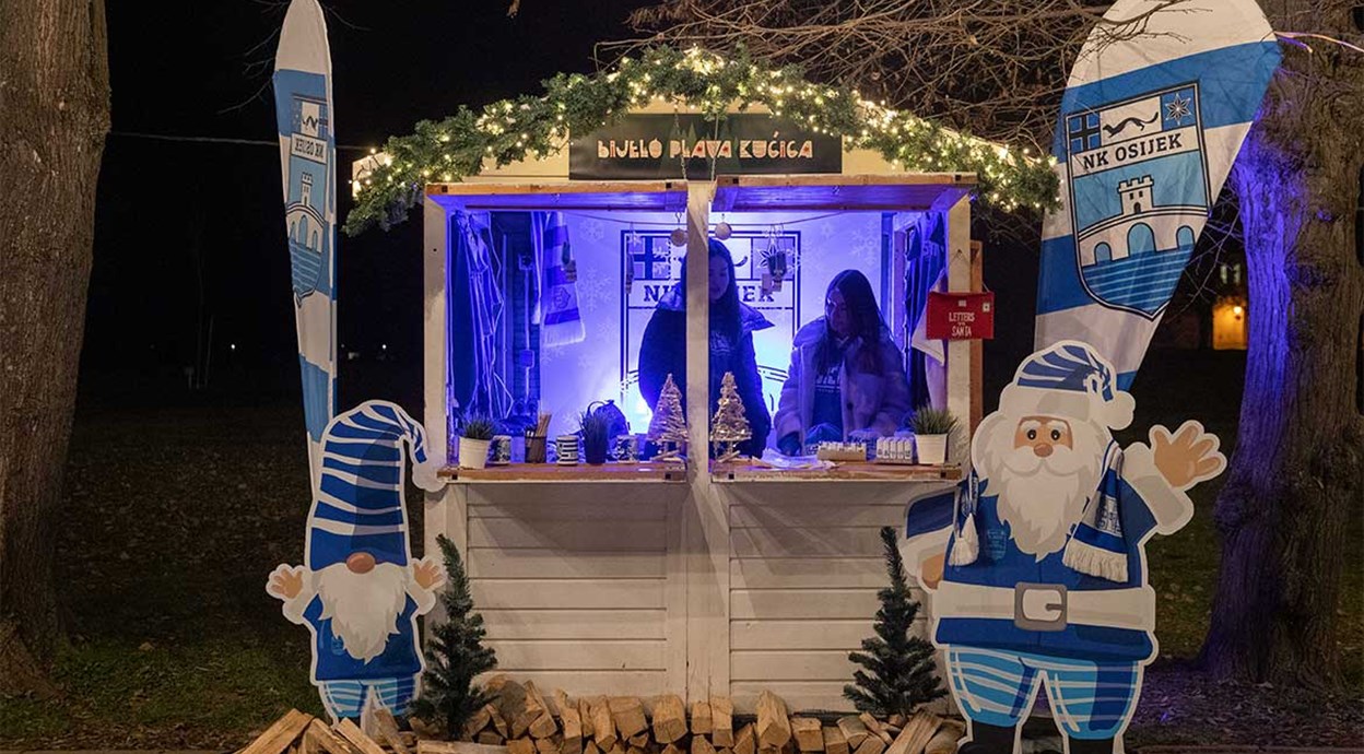 Bijelo-plava kućica na adventu na Europskoj aveniji