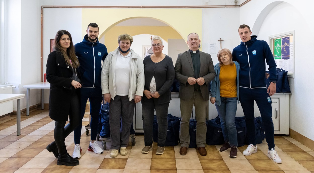 NK Osijek darivao Caritasovu pučku kuhinju Osijek